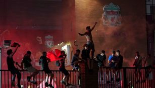 Afición del Liverpool festeja el título de los Reds en Premier 