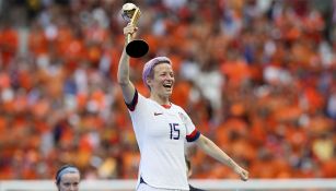 Megan Rapinoe sostiene la Copa del Mundo