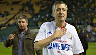 Jorge Vergara celebra con la afición de Chivas