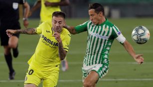 Andrés Guardado disputa el balón en el partido contra Villarreal