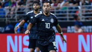 Marco Fabián durante un duelo con el Tricolor 