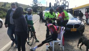 Nairo Quintana descansando en una silla tras ser atendido por ciudadanos en Motavita