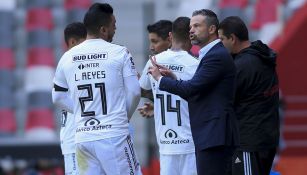 Rafa Puente da instrucciones a jugadores de Atlas 