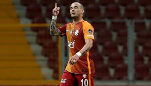 Wesley Sneijder durante un duelo con el Galatasaray 