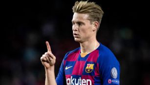 Frenkie de Jong durante un duelo con el Barcelona 