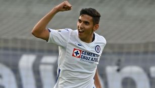 Josué Reyes celebra un gol con Cruz Azul