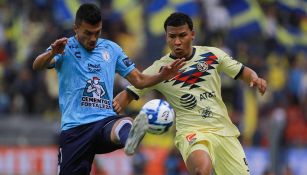 Roger Martínez y Gustavo Cabral disputan el balón 