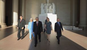 AMLO y su comitiva en el monumento a Lincoln