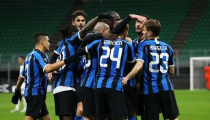 Jugadores del Inter celebran un gol en Europa League