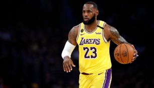 Lebron James durante un partido con los Lakers