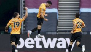 Raúl Jiménez celebrando su gol con Wolverhampton