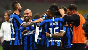 Jugadores del Inter festejan un tanto ante el Torino