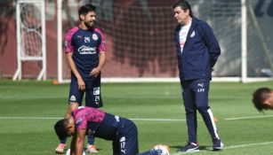 Tena y Oribe Peralta en entrenamiento con Chivas