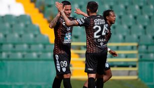 Roberto de la Rosa festeja el gol con sus compañeros