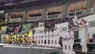 Equipo japonés de beisbol colocó robots bailadores en las gradas