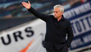 Mourinho da indicaciones durante un duelo del Tottenham 