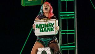 Asuka levanta maletín de 'Money in the bank'