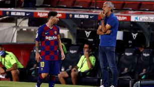 Quique Setién junto a Messi en partido del Barcelona