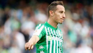 Andrés Guardado durante un juego con el Betis