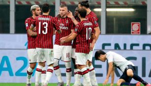 Jugadores del Milan festejan una anotación contra Bolonia 