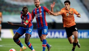 Raúl Jiménez en acción ante Crystal Palace