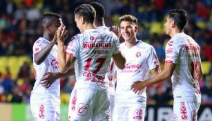 Jugadores de Xolos celebrando una anotación