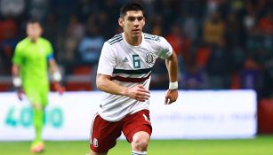 Jesús Angulo durante un duelo con la Selección Mexicana 