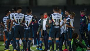 Miguel Herrera le da instrucciones a su plantel en Copa por México