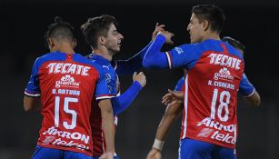 Jugadores de Chivas celebran un gol en Copa por México