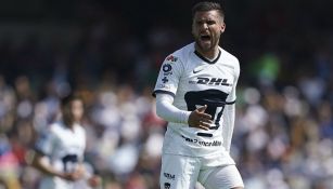 Iniestra en acción con Pumas