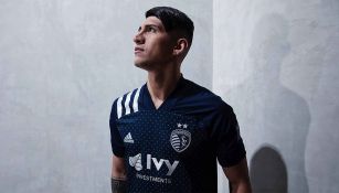 Alan Pulido en sesión de fotos con Kansas City 