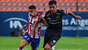 Pelea por el esférico en el Atlético de San Luis vs Juárez