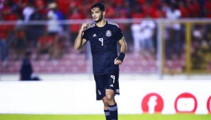 Raúl Jiménez durante un partido con el Tri