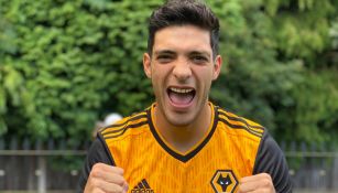 Raúl Jiménez luce la nueva indumentaria de Wolves 