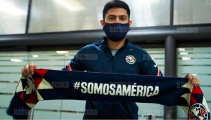 Díaz muestra con orgullo una bufanda del América