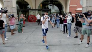 Los jugadores del Fuenlabrada abandonando el Hotel Finisterre, de vuelta a Madrid tras su confinamiento