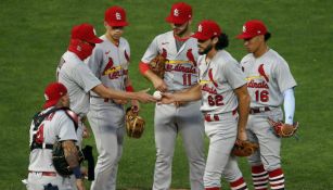 El pitcher Daniel Ponce de León entrega la pelota al manager Mike Shildt