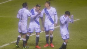 Jugadores de Puebla festejan un gol contra Cruz Azul