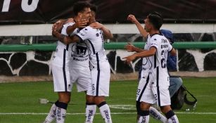 Jugadores de Pumas celebran un gol