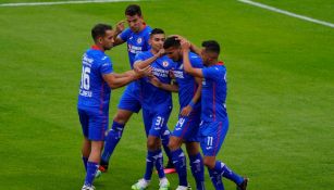 Jugadores de Cruz Azul celebran gol vs León