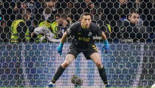 Marchesin atento en el clásico ante Benfica