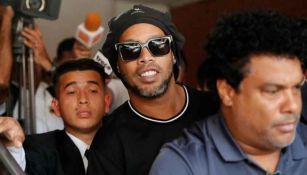Ronaldinho saliendo de la cárcel 