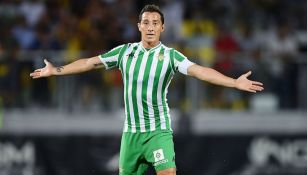 Andrés Guardado durante un duelo con el Betis 