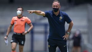 Lillini da indicaciones en un juego de Pumas