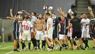 Jugadores del Sevilla celebran el triunfo contra Manchester United