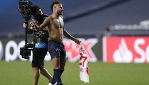 Neymar celebrando el triunfo del PSG tras intercambiar playera