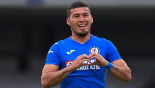 Juan Escobar celebrando un gol con Cruz Azul