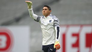 Hugo González en partido con Rayados