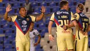 Jugadores del América festejan una anotación