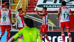 Jugadores del Necaxa celebran el gol de la victoria 